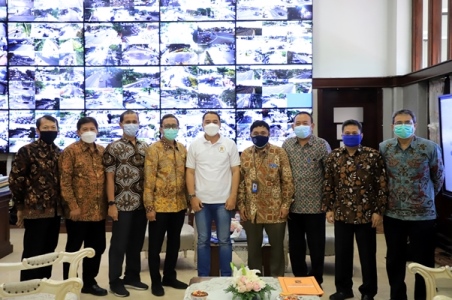 Direksi PDAM Surya Sembada yang baru dan Dewan Pengawas foto bersama dengan Wali Kota Surabaya Eri Cahyadi