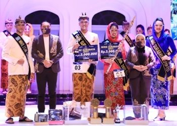 Juara Cak dan Ning Surabaya adalah Muhammad Ardhiansyach Firdaus dan Sheila Sabika Amani Naura berfoto bersama dengan Wali Kota Surabaya Eri Cahyadi bersama istri, Rini Indriyani.