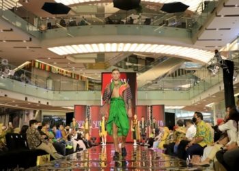 Fashion show menjadi salah satu acara dalam penutupan Surabaya Fashion Week 2021 yang sudah dilaksanakan mulai 31 Oktober hingga 7 November 2021.