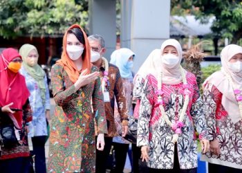 Arumi Bachsin saat menerima kunjungan TP PKK Kalimantan Timur (Kaltim).