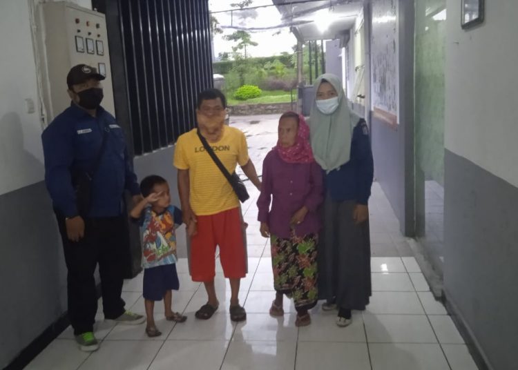 Tinggal dan tidur seorang diri di warung tempatnya berjualan, nenek Hamiyeh dirawat di UPTD Griya Werdha, Kecamatan Jambangan.