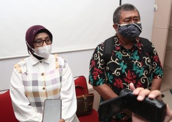 Ketua panitia seleksi direksi PD Rumah Potong Hewan Surabaya, drh Mardha Rubianto dan anggota Badan Pengawas PD RPH Surabaya Nur Cholifah.