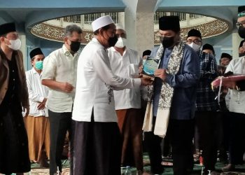 Pengasuh Ponpes Zainul Hasan Genggong, KH. Mohammad Hasan Mutawakkil Allah bertemu dengan Menteri BUMN Erick Thohir dalam Harlah ke-182 Ponpes Zainul Hasan Genggong di Probolinggo.