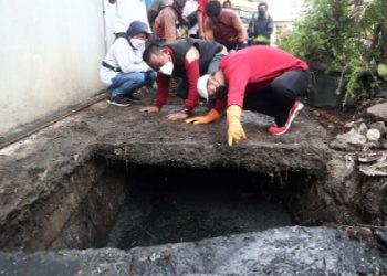 Wali Kota Surabaya Eri Cahyadi terjun langsung ke kawasan-kawasan yang berpotensi terjadi genangan. Ia juga memberikan instruksi penanganan di lapangan.