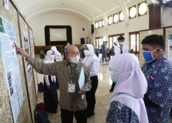 Penilaian Lomba Peneliti Pelajar Surabaya (LPPS) 2021 yang dilaksanakan di Balai Pemuda. Ada 63 hasil penelitian yang lolos di babak ini.