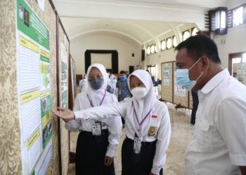 Kepala Dinas Pendidikan Supomo meninjau final Lomba Peneliti Pelajar Surabaya di Balai Pemuda Surabaya.