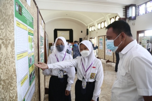 Kepala Dinas Pendidikan Supomo meninjau final Lomba Peneliti Pelajar Surabaya di Balai Pemuda Surabaya.