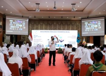 Wali Kota Surabaya Eri Cahyadi menjadi keynote speaker dalam Leadership Virtual Camp bagi pengurus OSIS SMP se-Surabaya baik negeri maupun swasta.
