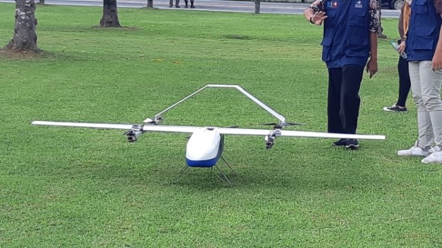 Model drone untuk pengiriman logistik medis ketika diuji coba pada perhelatan HUT Kabupaten Sumenep ke-752.