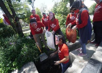 Dengan memakai topeng Ganjar Pranowo, relawan KareBe Ganjar membersihkan gorong-gorong dalam aksi OgokOgokGot. Aksin ini merupakan deklarasi KareBe Ganjar dalam mendukung Gubernur Jawa Tengah maju Pilpres 2024 mendatang.