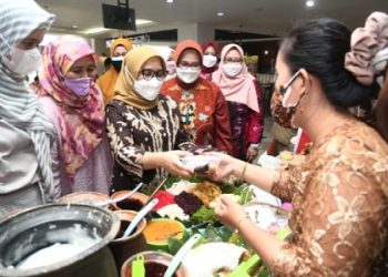 Ketua TP PKK Rini Indriyani di pameran Usaha Mikro Kecil dan Menengah (UMKM) di Main Atrium Kaza Mal Surabaya.