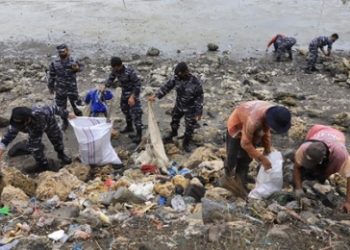 Pelaksanaan Karya Bhakti Program Laut Bersih (Prolasih) tahun 2021 yang dilaksanakan TNI AL Komando Armada (Koarmada) II di pantai bentang timur dan barat Jembatan Suramadu sisi Surabaya.