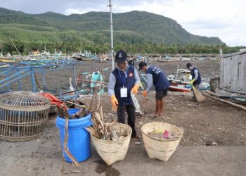 Kegiatan 'Beach Clean Up' atau bersih-bersih pantai yang diselenggarakan oleh Dinas Kelautan dan Perikanan Provinsi Jawa Timur yang dilaksanakan di Pantai Puger, Jember.