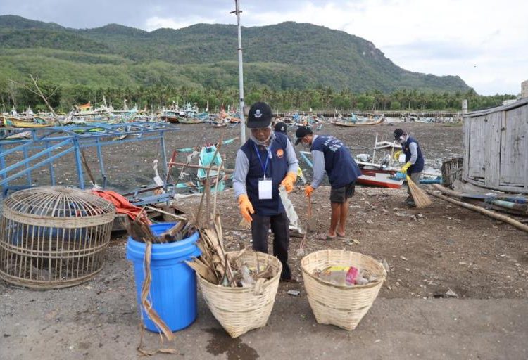 Kegiatan 'Beach Clean Up' atau bersih-bersih pantai yang diselenggarakan oleh Dinas Kelautan dan Perikanan Provinsi Jawa Timur yang dilaksanakan di Pantai Puger, Jember.