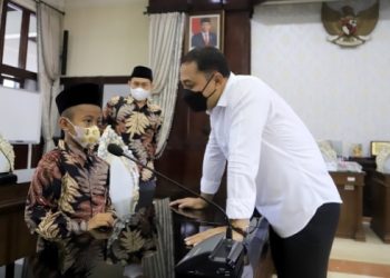 Wali Kota Surabaya Eri Cahyadi berbincang dengan salah satu calon Kafilah Musabaqah Tilawatil Quran (MTQ) Kota Surabaya, yang akan mengikuti MTQ Provinsi Jawa Timur XXIX Tahun 2021.