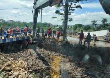 Pengerukan sungai di Kota batu yang dilakukan oleh Satgas PU dan BPB Linmas Surabaya.