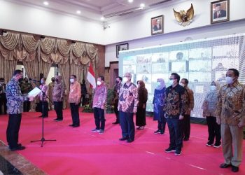 Wali Kota Surabaya Eri Cahyadi saat mengukuhkan Tim Percepatan Akses Keuangan Daerah (TPAKD) Kota Surabaya.