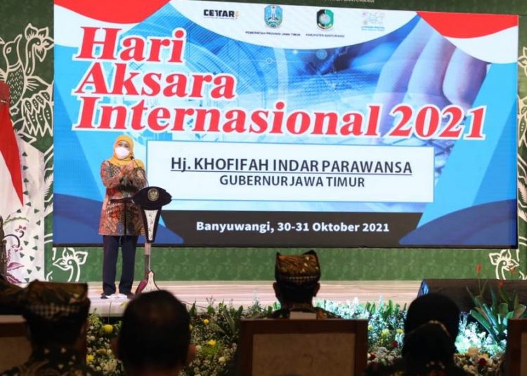 Gubernur Jatim Khofifah Indar Parawansa memberikan sambutan dalam peringatan Hari Aksara Internasional ke-56 Tingkat Provinsi Jawa Timur Tahun 2021.
