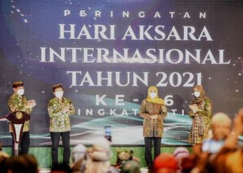 Gubernur Jawa Timur Khofifah Indar Parawansa pada peringatan Hari Aksara Internasional ke-56 Tingkat Provinsi Jawa Timur Tahun 2021 yang diselenggarakan di Ballroom Hotel el Royale, Kabupaten Banyuwangi.