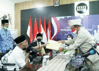 Wakil Gubernur Jawa Timur Emil Elestianto Dardak dalam acara Dialog Interaksi "Pahlawanku Inspirasiku" di RRI Surabaya.
