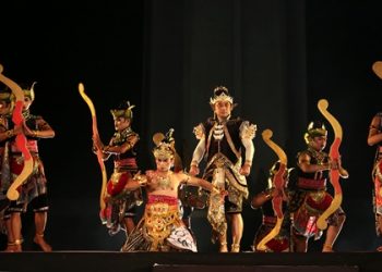 Pagelaran Wayang Sejarah Sumpah Merah Putih "Gayatri Rajapatni”, Senin (8/11) malam. Pagelaran seni dan budaya yang berlangsung di Tugu Pahlawan Surabaya.