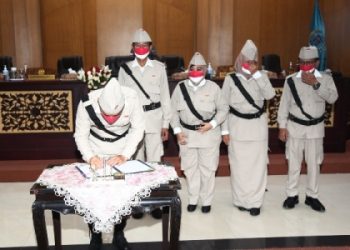 Wali Kota Eri Cahyadi menandatangani berita acara pengesahan APBD 2022 dalam rapat paripurna di DPRD Surabaya.