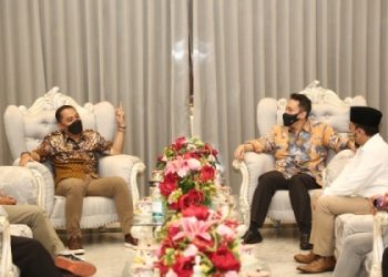 Wali Kota Surabaya Eri Cahyadi dan Asisten dan Pembantu Asisten Staf Khusus (Stafsus) Presiden RI Joko Widodo, Diaz Hendropriyono.