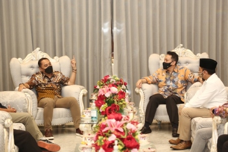 Wali Kota Surabaya Eri Cahyadi dan Asisten dan Pembantu Asisten Staf Khusus (Stafsus) Presiden RI Joko Widodo, Diaz Hendropriyono.