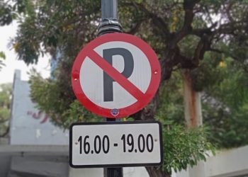 Rambu larangan parkir yang sudah dipasang di kawasan Jalan Tunjungan.