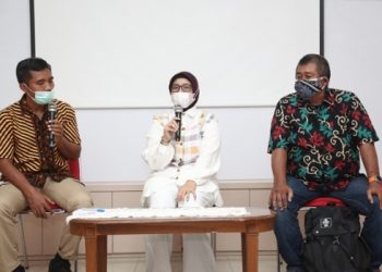 Anggota Badan Pengawas (Bawas) PD Rumah Potong Hewan Surabaya, Nur Cholifah dalam jumpa pers di kantor Bagian Humas Pemkot Surabaya.