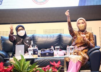 Anggota Komisi IX DPR RI, Arzeti Bilbina  (kanan) dan Ketua Tim Penggerak (TP) PKK Kota Surabaya, Rini Indriyani saat menjadi pembicara dalam talkshow Sosialisasi Penguatan Pendataan dan Kelompok Sasaran Bangga Kencana bersama Mitra.