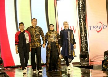 Penampilan fashion show Wali Kota Surabaya Eri Cahyadi bersama istri dan putra putrinya dalam Surabaya Fashion Week 2021.
