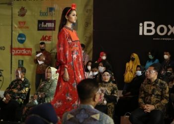 Salah satu penampilan fashion show dalam Surabaya Fashion Week 2021 yang mengenakan baju UMKM.