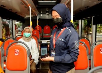 Pemkot sudah membuat angkutan massal berbasis jalan berupa Suroboyo Bus sejak tahun 2018. Bahkan kini pembayarannya sudah menggunakan QRIS.