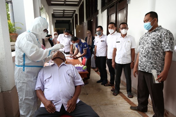 Pelaksanaan tes swab kepada aparatur sipil negara di lingkungan Pemkot Surabaya yang dilakukan beberapa hari lalu.