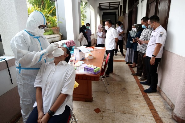 Pelaksanaan tes swab kepada Aparatur Sipil Negara (ASN) di lingkungan Pemkot Surabaya. Sasaran berikutnya tes swab adalah pegawai BUMD dan BUMN.