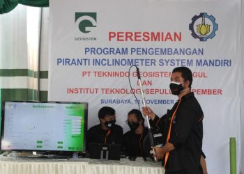 Tim Divisi Inkubator dan Inovasi Teknologi saat mendemokan penggunaan alat.