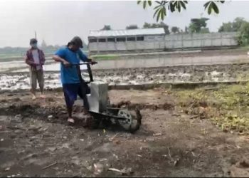 Traktor tangan bertenaga listrik karya dosen dan mahasiswa Teknik Mesin ITS yang tergabung dalam tim KKN Abmas.