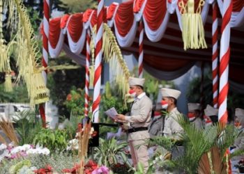 Wali Kota Surabaya Eri Cahyadi bertindak sebagai inspektur upacara dalam peringatan Hari Pahlawan di halaman Balai Kota Surabaya.