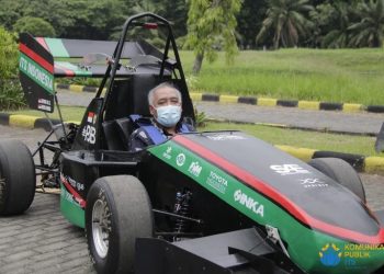 Wakil Rektor I ITS Prof Dr Ir Adi Soeprijanto MT saat mengemudikan  mobil Anargya Formula EV Mark 2.0