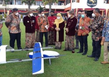Wakil Rektor IV ITS Bambang Pramujati (pegang mic) ketika memaparkan cara kerja drone untuk pengiriman logistik medis kepada Bupati Sumenep Achmad Fauzi.