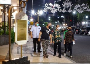 Wakil Wali Kota Surabaya Armuji meninjau kawasan Jalan Tunjungan.