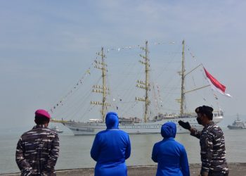 KRI Bima Suci jelang sandar di pangkalan Surabaya. KRI ini sudah berlayar selama 99 hari mengarungi lautan Indonesia dan singgah di 13 kota dan tiga pulau terluar.