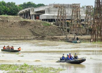 Tim SAR masih melakukan pencarian korban kecelakaan perahu penyeberangan yang terbalik di penyeberangan tradisional Sungai Bengawan Solo yang menghubungkan Tuban dan Bojonegoro.