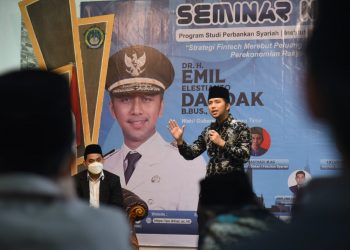 Wagub Jatim Emil Elestianto Dardak menjadi pemateri pada Seminar Islamic Banking Fastival & Seminar yang dilaksanakan Himpunan Mahasiswa Prodi Perbankan Syariah Institut Pesantren KH. Abdul Chalim, Pacet, Kabupaten Mojokerto.