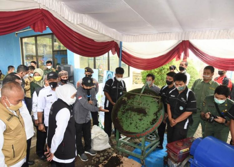 Gubernur Jatim Khofifah Indar Parawansa mengunjungi lokasi produksi Pengolahan Pupuk Organik Granula (POG) SMK 1 Jenangan, Ponorogo.