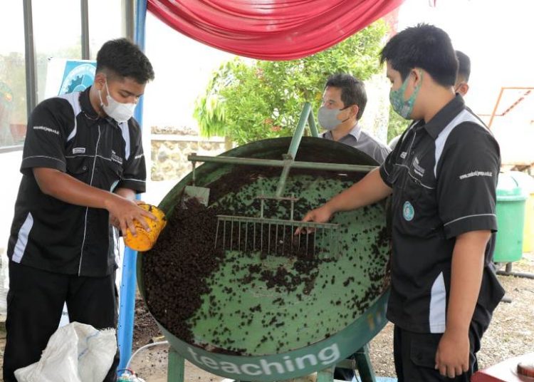Siswa SMK 1 Jenangan, Ponorogo menunjukkan produksi Pengolahan Pupuk Organik Granula (POG).