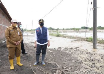 Wakil Gubernur Jatim Emil Elestianto Dardak  meninjau dampak banjir di Desa Bengkelolor, Kecamatan Benjeng dan Desa Cermen, Kecamatan Kedamean, Gresik.