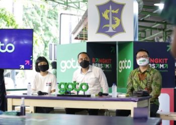 Wali Kota Surabaya Eri Cahyadi saat menghadiri acara Cangkruk Bareng Mitra UMKM Digital di SWK Dharmahusada.