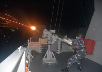 Penembakan aarofex menggunakan meriam 20 mm lambung kiri dan lambung kanan sebanyak 400 butir peluru merupakan bagian dari latihan bersama Cooperation Afloat Readiness and Training (CARAT) 2021 antara TNI AL dengan US Navy.